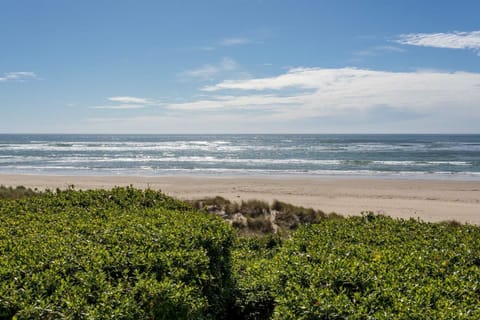 Relax and enjoy the ocean views from Oregon Waves!