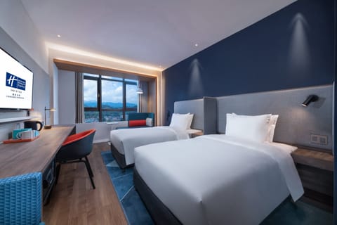 In-room safe, soundproofing, iron/ironing board, bed sheets