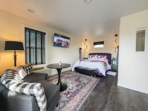 Standard Studio, 1 Queen Bed, Non Smoking (Deluxe Studio Queen) | Premium bedding, Tempur-Pedic beds, in-room safe, individually decorated