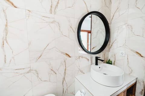 Signature Room | Bathroom | Shower, towels, soap, shampoo