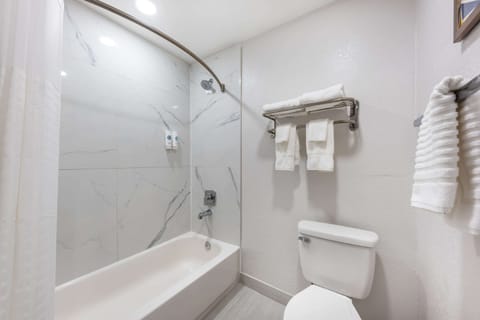 Combined shower/tub, free toiletries, towels