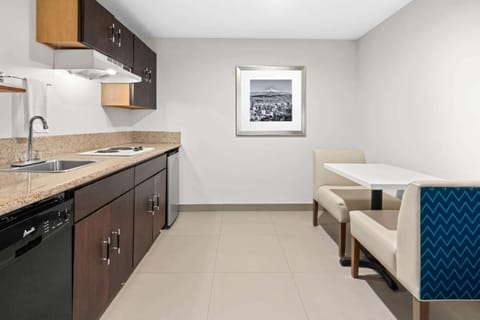 Premium bedding, desk, iron/ironing board, free cribs/infant beds