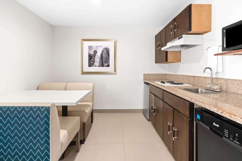 Premium bedding, desk, iron/ironing board, free cribs/infant beds