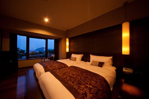 Premium bedding, down comforters, in-room safe, WiFi (free)