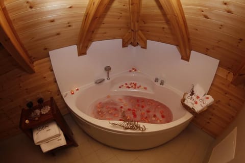 Family Room | Bathroom | Free toiletries, hair dryer, bathrobes, slippers