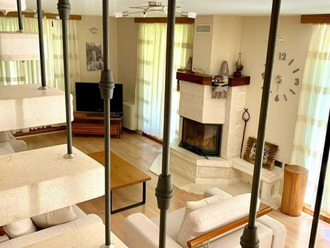 Comfort Apartment, Mountain View | Living room | Flat-screen TV, books