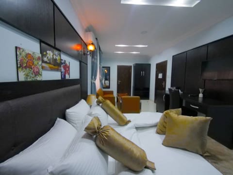 Suite | Free WiFi, bed sheets