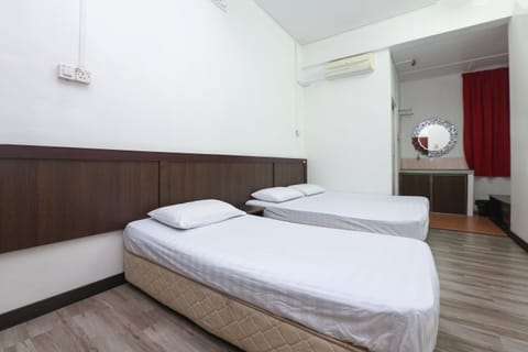 Deluxe Triple Room | Desk, WiFi (free), bed sheets