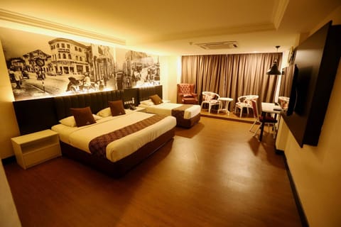 Family Suite | In-room safe, blackout drapes, soundproofing, iron/ironing board