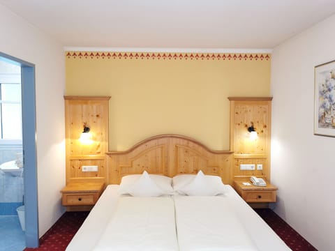 Basic Double Room, 1 Queen Bed, Non Smoking, Mountain View | Premium bedding, in-room safe, individually furnished, free WiFi