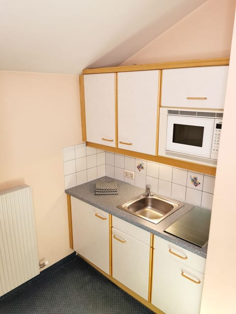 Comfort Studio, 1 Queen Bed, Kitchenette, Mountain View | Premium bedding, in-room safe, individually furnished, free WiFi