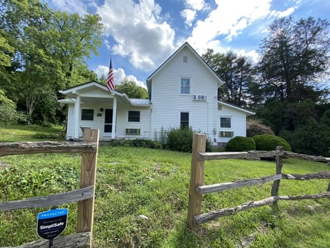 50 Hampton Place; right off private drive from front, just off 441