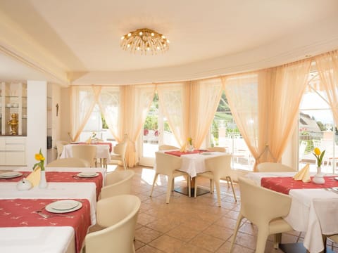 Table, Furniture, Property, White, Chair, Decoration, Textile, Interior Design, Shade, Floor