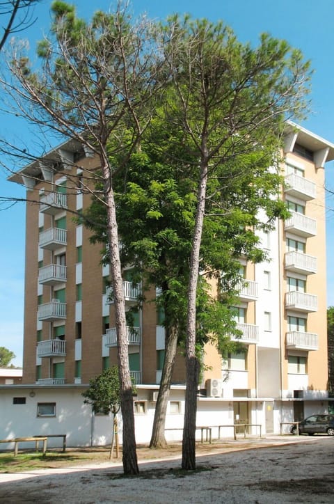 Tree, Residential Area, Property, Building, Woody Plant, Neighbourhood, Architecture, Apartment, Mixed-Use, Urban Design