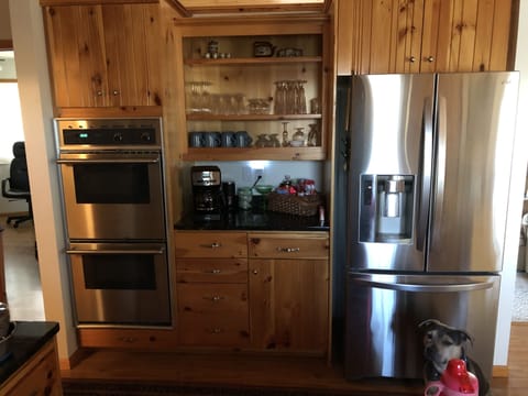 Double ovens and coffee bar awaits you!