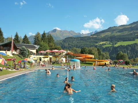 Water, Cloud, Sky, Mountain, Swimming Pool, Nature, Azure, Outdoor Recreation, Leisure, Resort Town