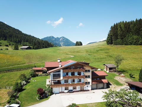Mountainous Landforms, Mountain Village, Mountain, Natural Landscape, Hill Station, Property, Highland, Mountain Range, House, Rural Area