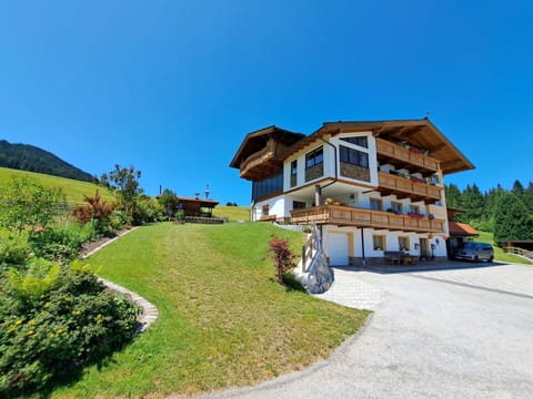 House, Architecture, Facade, Residential Area, Home, Landscape, Cottage, Rural Area, Land Lot, Human Settlement