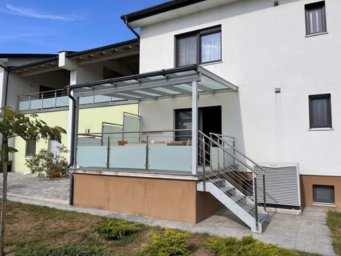 Plant, Building, Property, Window, Sky, House, Wood, Land Lot, Urban Design, Residential Area