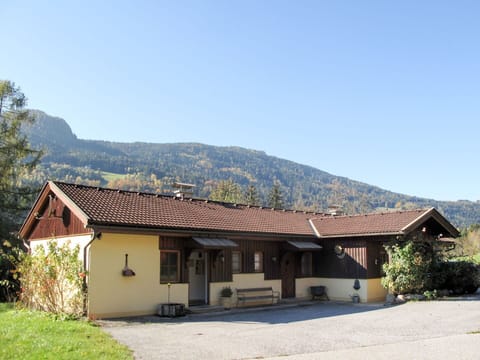 Sky, Plant, Building, Mountain, Window, Tree, House, Land Lot, Residential Area, Cottage