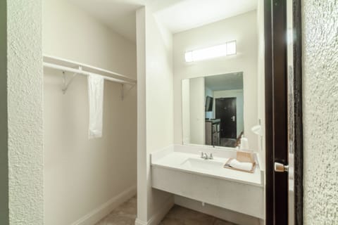 Room, 1 Queen Bed, Non Smoking | Bathroom | Free toiletries, towels