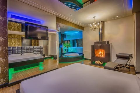 Exclusive Double Room | Individually decorated, individually furnished, laptop workspace