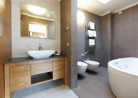 Presidential Suite | Bathroom | Shower, rainfall showerhead, free toiletries, hair dryer