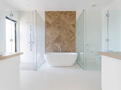 Contemporary Elegance | Deep soaking bathtub