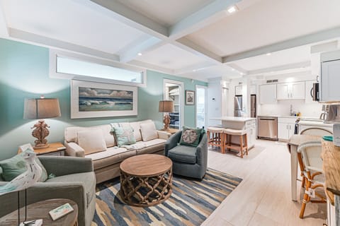 Downtown Naples Vacation Rental | 2BR | 2BA | 700 Sq Ft | Step-Free Access