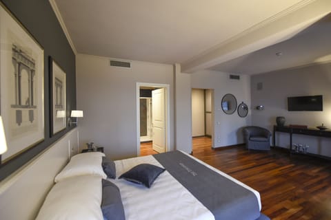 Junior Suite | Minibar, in-room safe, individually furnished, blackout drapes