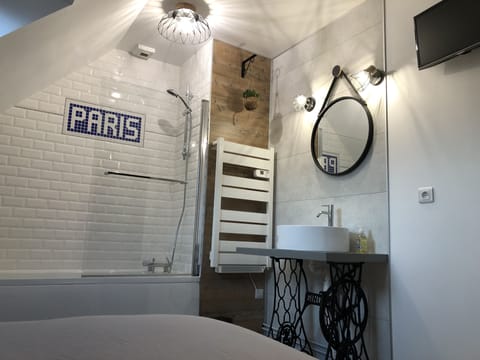 Classic Double Room | Bathroom | Hair dryer, towels, soap, shampoo