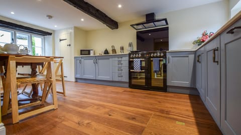 Kitchen with breakfast table, Archers at Sudeley Castle, Bolthole Retreats