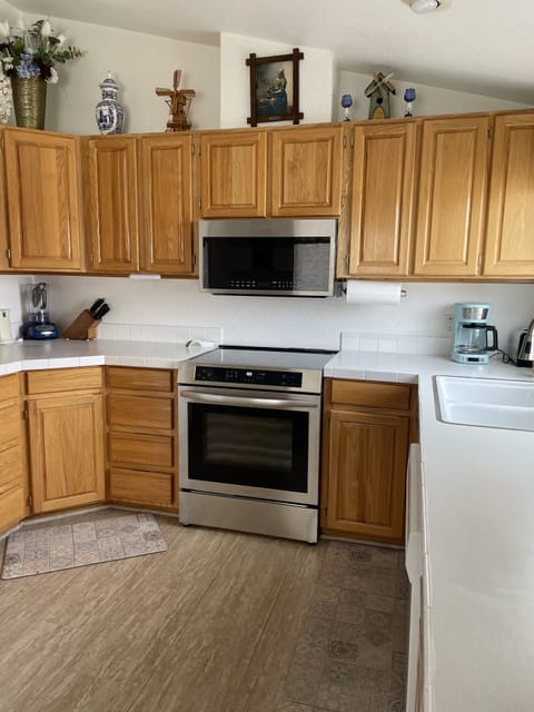 Kitchen - New Range & Microwave