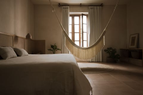 Design Room | Premium bedding, down comforters, minibar, individually decorated