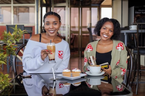 4 restaurants; breakfast, lunch, dinner, and brunch served