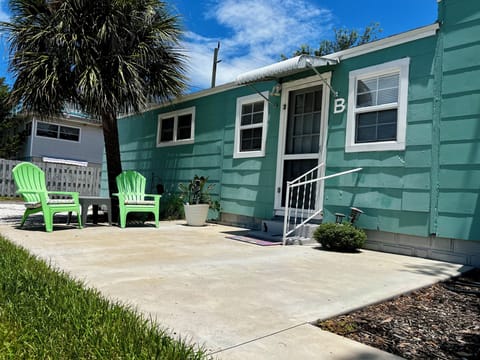 Front entrance and patio 🌴