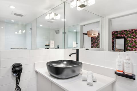 Superior King Room | Bathroom | Shower, designer toiletries, hair dryer, towels