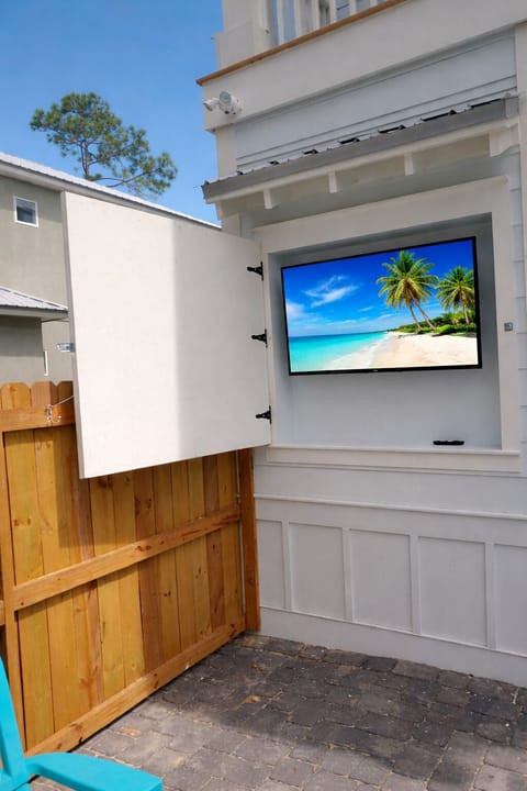 Sandy Stroll Outdoor TV