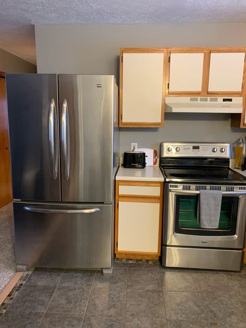 All new appliances including ice maker in freezer 