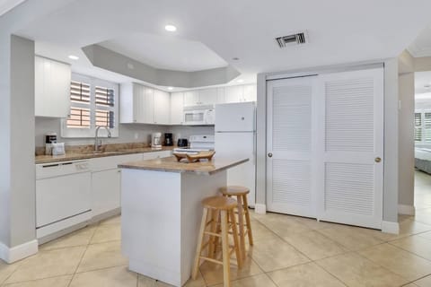 The bright and open kitchen with a kitchen island.
