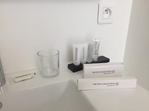 Shower, rainfall showerhead, free toiletries, hair dryer