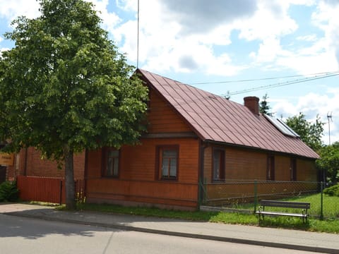 House, Shrub, Cottage, Garden, Roof, Land Lot, Rural Area, Groundcover, Lawn