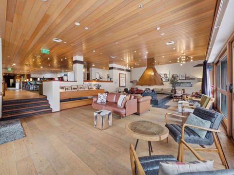 2 bars/lounges