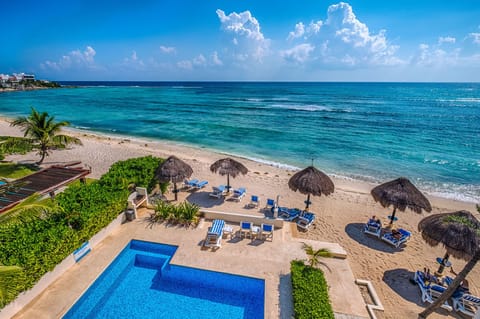 The gorgeous view of the Caribbean Sea and Half Moon Bay.