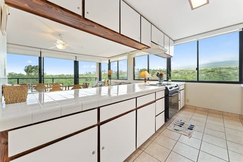 Plenty of workspace in this unit.