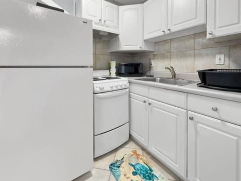 Microwave, toaster, cookware/dishes/utensils, paper towels