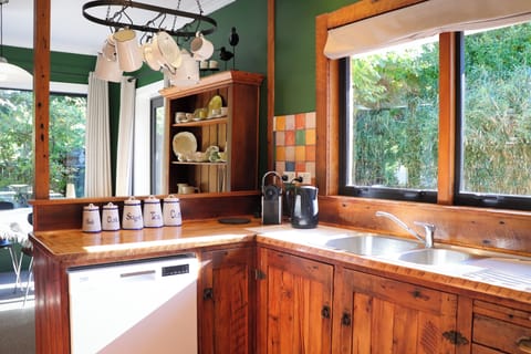 Beautiful recycled rimu, fully equipped kitchen
