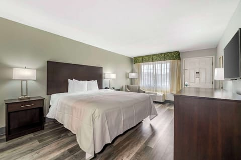 Desk, iron/ironing board, rollaway beds, free WiFi