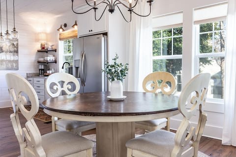 Large round table seats 6 with 2 additional bar seats at the kitchen island