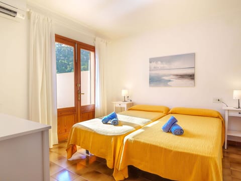 Furniture, Table, Building, Wood, Comfort, Textile, Shade, Interior Design, Floor